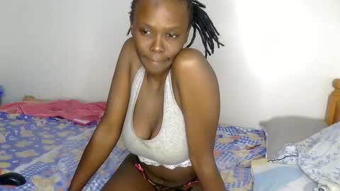 Snapshot of petite_desiree chatting on May 2026 10:40:01 PM Desiree online show from May 2026 10:40:01 PM