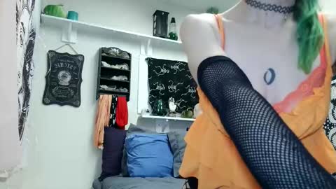 Snapshot of petite_emeri chatting on October 2025 05:19:01 AM Emeri online show from October 2025 05:19:01 AM