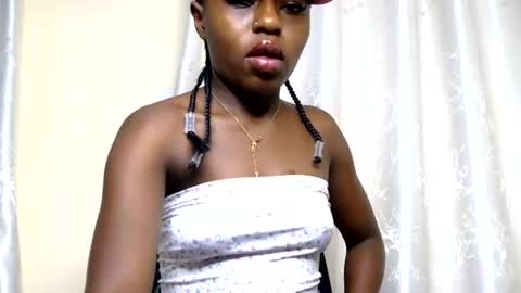Snapshot of petite_freakette chatting on June 2026 08:44:02 PM Moon online show from June 2026 08:44:02 PM