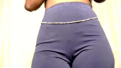 Snapshot of petite_freakette chatting on June 2026 09:29:01 PM Moon online show from June 2026 09:29:01 PM