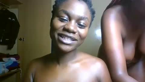 Snapshot of petite_linsey chatting on May 2026 11:11:01 PM linsey online show from May 2026 11:11:01 PM