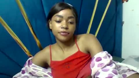 Snapshot of pettite_babe chatting on January 2025 04:23:01 AM Arielle online show from January 2025 04:23:01 AM