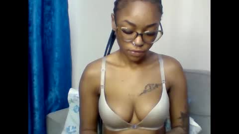 Snapshot of pettite_babe chatting on September 2025 11:45:02 AM Arielle online show from September 2025 11:45:02 AM