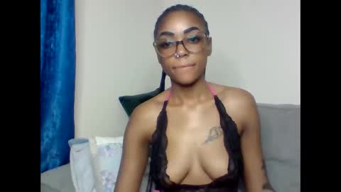 Snapshot of pettite_babe chatting on September 2025 03:59:02 PM Arielle online show from September 2025 03:59:02 PM