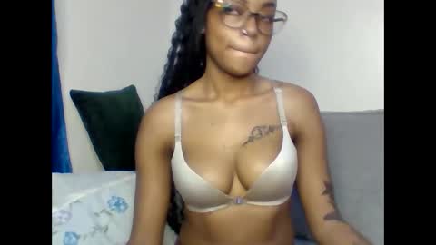 Snapshot of pettite_babe chatting on October 2025 11:23:01 PM Arielle online show from October 2025 11:23:01 PM