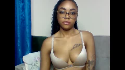 Snapshot of pettite_babe chatting on October 2025 12:52:01 AM Arielle online show from October 2025 12:52:01 AM