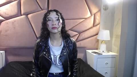 Snapshot of pettymoon chatting on October 2025 11:44:02 AM Moon online show from October 2025 11:44:02 AM