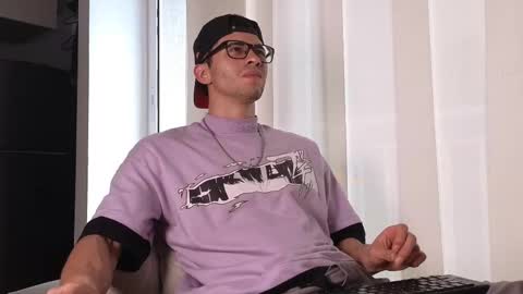 Snapshot of phantom_bigger1 chatting on September 2025 01:03:01 PM phantom_bigger1 online show from September 2025 01:03:01 PM