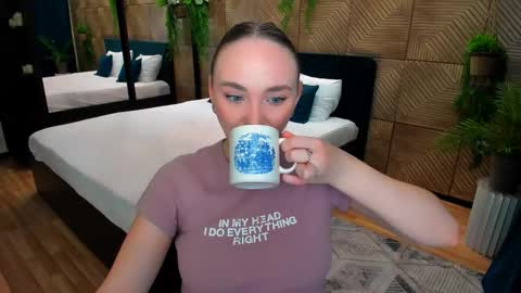 Emelie online show from November 2025 04:17:01 PM