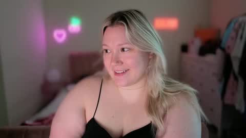 Piggy Rose online show from November 2025 07:05:01 PM