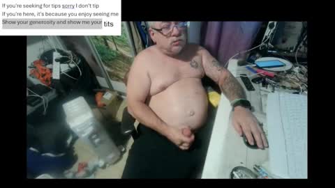 Snapshot of pini_z chatting on February 2025 08:42:01 PM pini_z online show from February 2025 08:42:01 PM