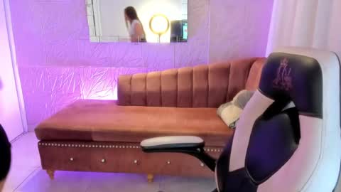 isabella online show from June 2026 01:08:02 PM