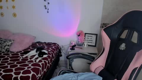 Sarah .. online show from April 2026 09:05:01 PM