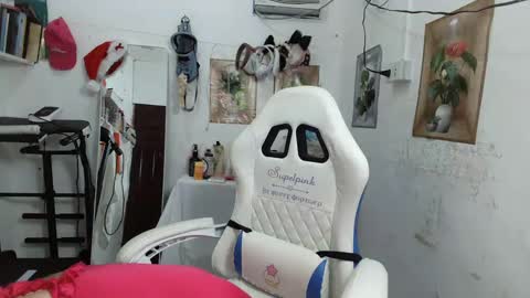 Snapshot of pinkyrosexx chatting on December 2024 10:41:01 PM Rose online show from December 2024 10:41:01 PM