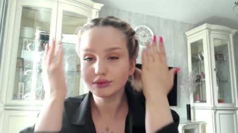 Caroline online show from April 2026 07:45:01 AM