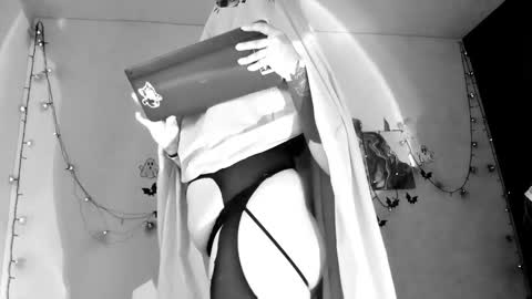 Willow                      Hours 12pm to 630pm Colombian time FRIDAY AND SUNDAY FREE DAYS online show from October 2025 05:33:01 PM