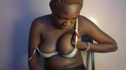 pretty_lucie online show from April 2026 04:29:01 PM