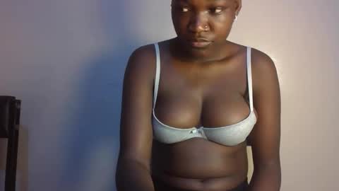 pretty_lucie online show from April 2026 12:21:01 PM