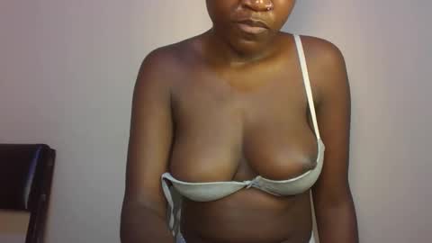 pretty_lucie online show from April 2026 12:22:02 AM