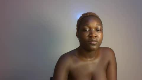 pretty_lucie online show from April 2026 02:53:02 PM