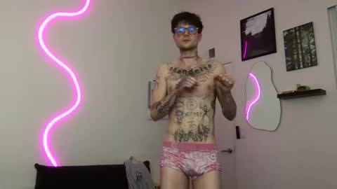 pretty boy online show from December 2025 03:33:01 AM