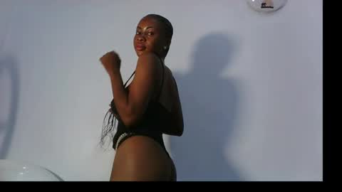 Snapshot of prettylove5 chatting on October 2025 02:20:01 AM evelyn online show from October 2025 02:20:01 AM