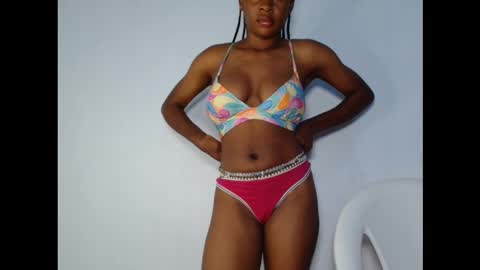 Snapshot of prettylove5 chatting on October 2025 09:43:01 AM evelyn online show from October 2025 09:43:01 AM