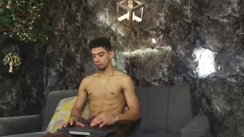 prince_arthur77 online show from November 2025 01:43:01 PM