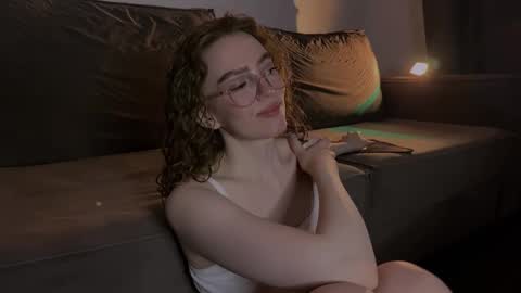 Snapshot of purity_ring chatting on February 2025 09:36:02 PM Marie online show from February 2025 09:36:02 PM