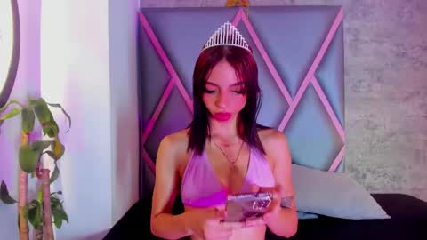 Quee Sophine online show from December 2025 07:54:02 PM