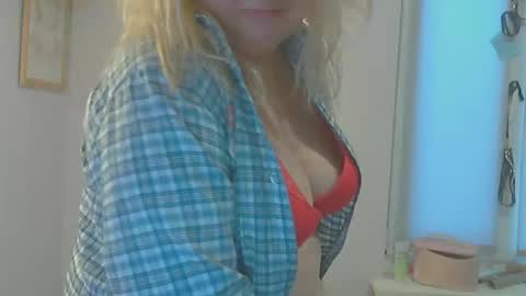 Snapshot of queen_jane8 chatting on February 2025 12:43:02 PM queen_jane8 online show from February 2025 12:43:02 PM