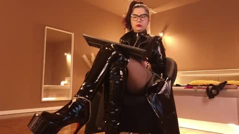 Snapshot of queen_manifest chatting on December 2024 07:41:01 AM Mistresss Manifest online show from December 2024 07:41:01 AM