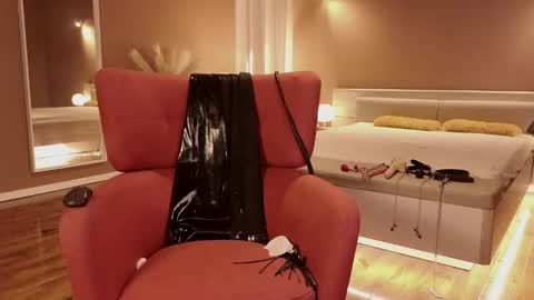 Snapshot of queen_manifest chatting on January 2025 01:41:01 PM Mistresss Manifest online show from January 2025 01:41:01 PM