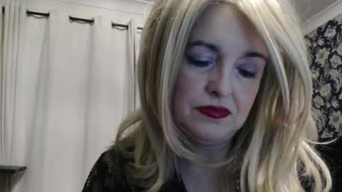 Snapshot of queen_of_the_deck chatting on June 2026 12:24:02 AM Topaz blue dreamo989n999 online show from June 2026 12:24:02 AM
