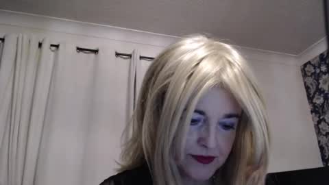 Snapshot of queen_of_the_deck chatting on August 2026 03:05:01 AM Topaz blue dreamo989n999 online show from August 2026 03:05:01 AM