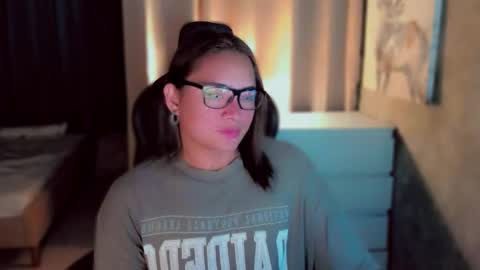 Snapshot of queenarthalia chatting on November 2025 04:18:01 AM ARTHA online show from November 2025 04:18:01 AM