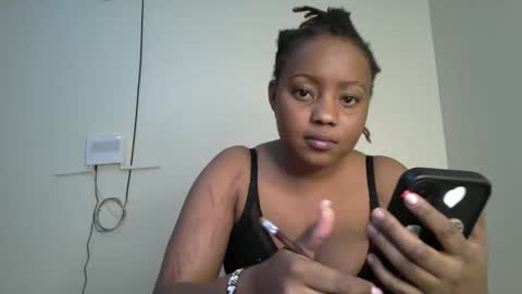 Snapshot of queenbeiby05 chatting on October 2025 06:07:02 PM queen online show from October 2025 06:07:02 PM