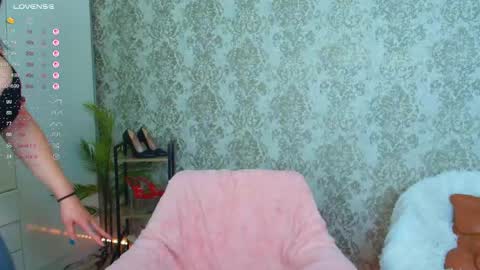Snapshot of queenevamariaa chatting on May 2026 01:11:01 AM Help me to reach 150 K followers online show from May 2026 01:11:01 AM