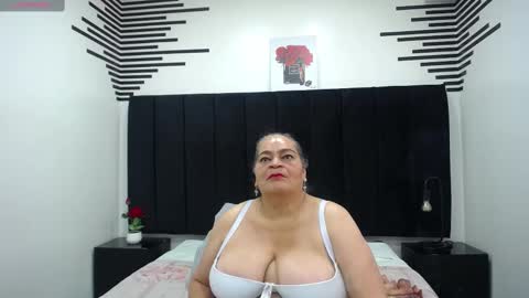 Snapshot of queenmature chatting on September 2025 08:45:01 PM VickyBoobss online show from September 2025 08:45:01 PM