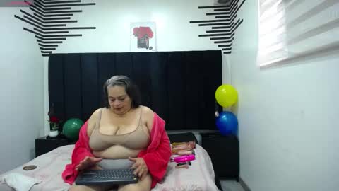 Snapshot of queenmature chatting on October 2025 01:09:02 PM VickyBoobss online show from October 2025 01:09:02 PM