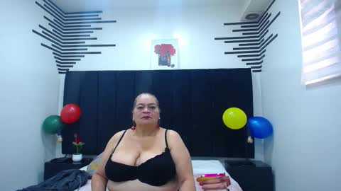 Snapshot of queenmature chatting on October 2025 01:01:02 PM VickyBoobss online show from October 2025 01:01:02 PM