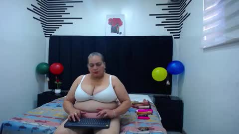 Snapshot of queenmature chatting on November 2025 01:02:01 PM VickyBoobss online show from November 2025 01:02:01 PM