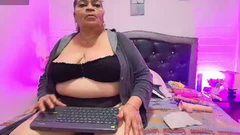 Snapshot of queenmature chatting on June 2026 12:31:02 PM VickyBoobss online show from June 2026 12:31:02 PM