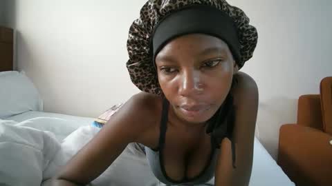Snapshot of queenmom chatting on May 2026 06:08:02 AM queenmom online show from May 2026 06:08:02 AM