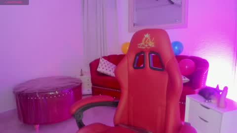 Snapshot of queenrosse_m chatting on January 2025 12:15:02 PM Queen Rose online show from January 2025 12:15:02 PM
