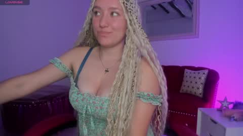 Snapshot of queenrosse_m chatting on January 2025 03:15:01 PM Queen Rose online show from January 2025 03:15:01 PM