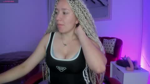 Snapshot of queenrosse_m chatting on January 2025 01:02:01 PM Queen Rose online show from January 2025 01:02:01 PM