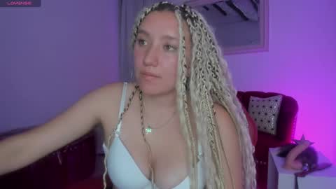 Snapshot of queenrosse_m chatting on February 2025 06:17:01 PM Queen Rose online show from February 2025 06:17:01 PM