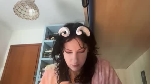 queenselket online show from April 2026 11:04:02 AM