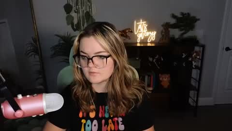 Snapshot of quervoqueen1 chatting on October 2025 01:50:02 AM Bri online show from October 2025 01:50:02 AM